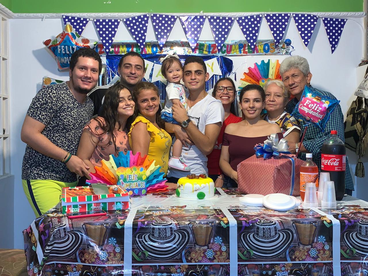 El cumpleañero junto a toda su familia.
